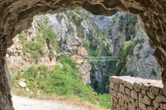 Kleine Felstunnel erleichtern den Weg