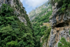 Tiefe Spalten durchziehen die Schlucht
