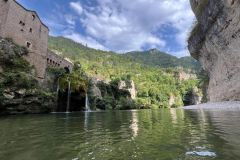 Perfekte Badestelle, um anstatt im Pool im Fluss zu baden