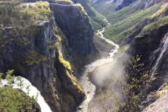 Wir oben, das Wasser unten, ein typisches Bild für Norwegen